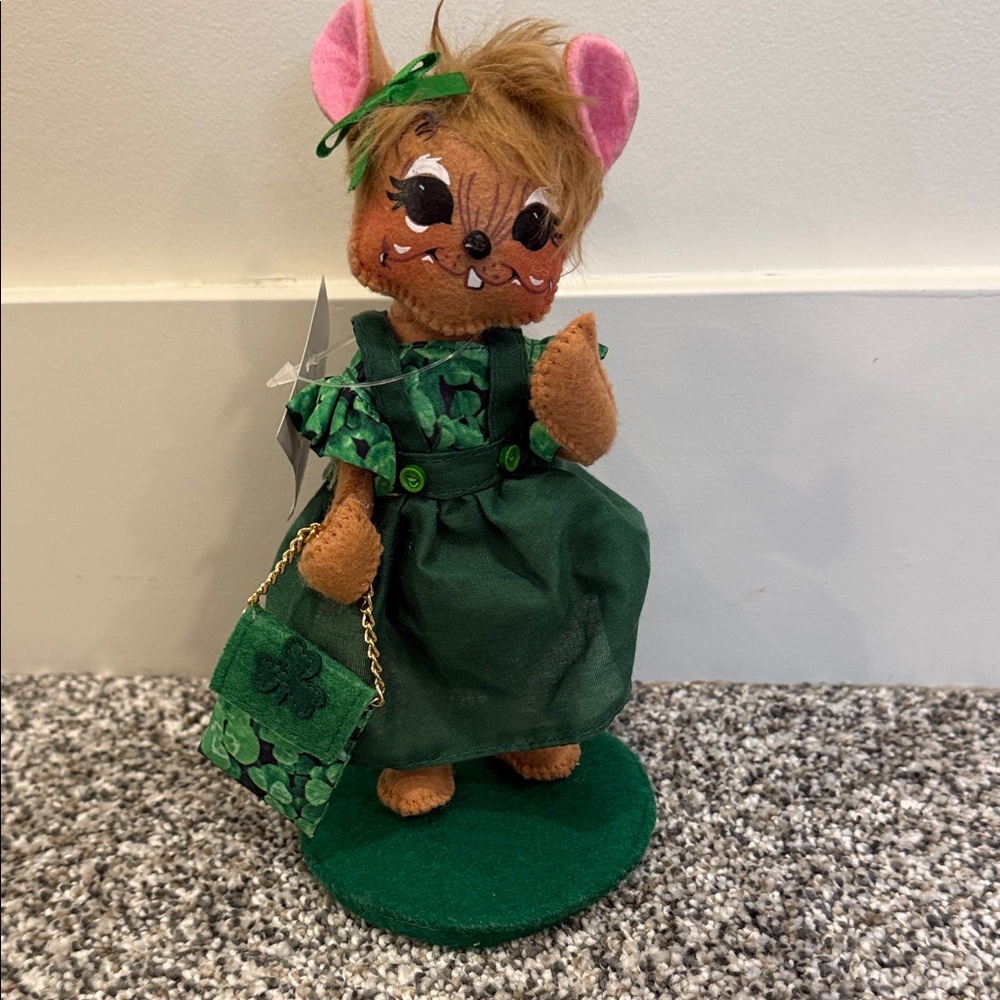 NWT Annalee Collectors St. Patrick’s Day. Mouse Figurine with Dress and Purse - Picture 1 of 5